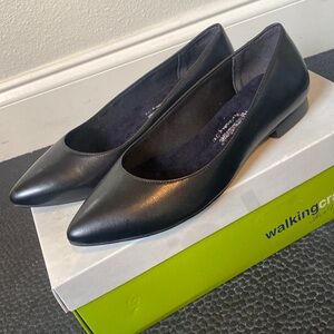 Walking Cradles Reece Leather Black leather Slip On Women's Size 7W Pointed Toe